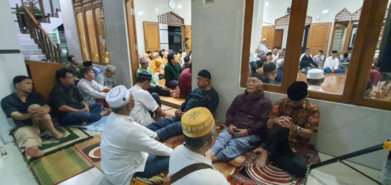 Kajian KH. Athian Ali, penuh sampai di teras masjid.